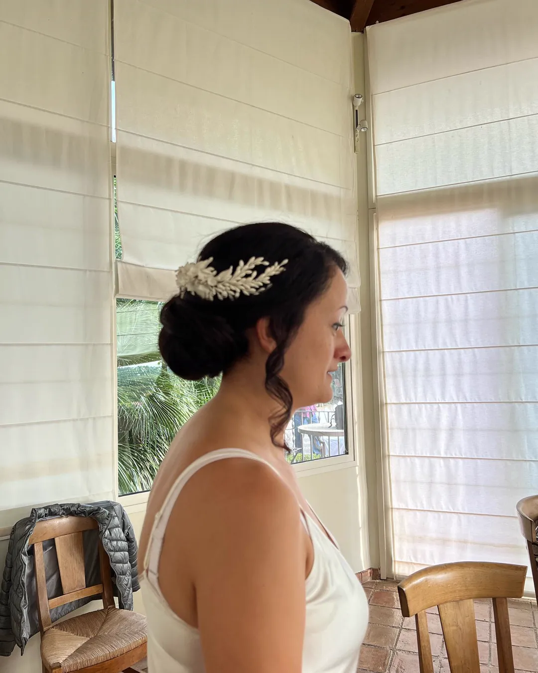 Núvia amb recollit i tocat el dia del casament